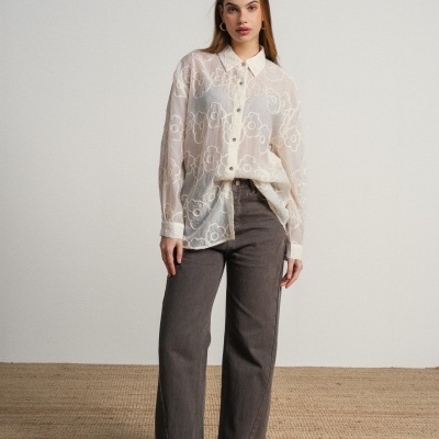 Camisa bordada com flores e brilhantes com transparência SMF