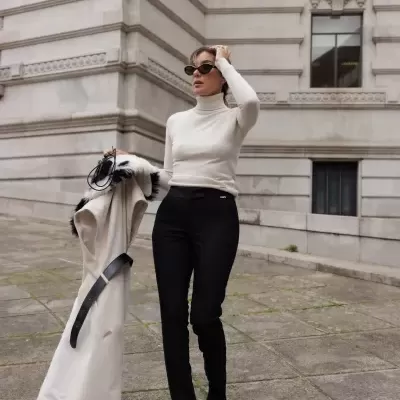 Calça com ganchos metálicos