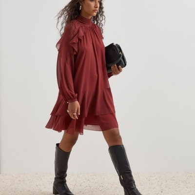 Vestido Curto Fluído com Folhos Decenio