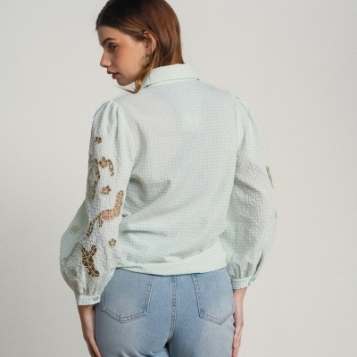 Camisa com bordado nas mangas SMF