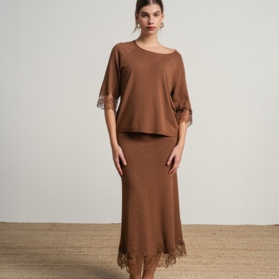 Conjunto de camisola e saia com bordado ingles SMF