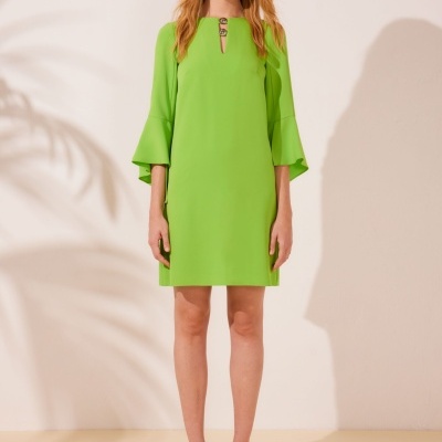 VESTIDO COM ENFEITE BROCHES  ARGGIDO