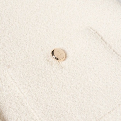 Casaco tweed curto com botões dourados Decenio