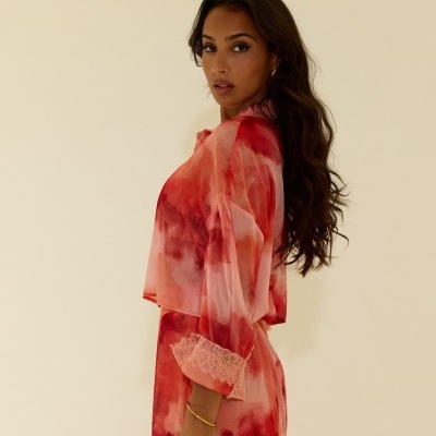 Blusa curta tye dye com detalhe em renda Scripta