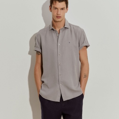 Camisa slim fit manga curta em liocel e linho Lion of Porches