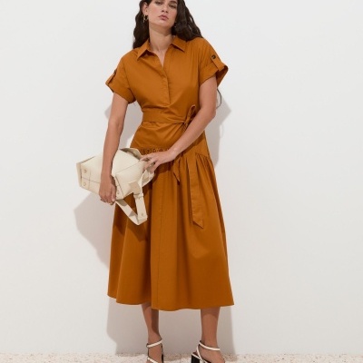 Vestido midi de manga curta com cinto Decenio