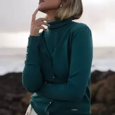 Camisola com detalhe de bordado na gola Scripta