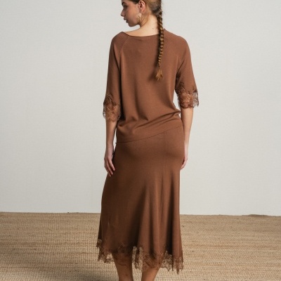 Conjunto de camisola e saia com bordado ingles SMF