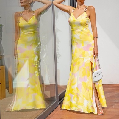 Vestido estampado com detalhe de aplicação na alça Scripta