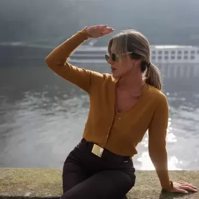 Calça com detalhe de cinto fantasia Scripta