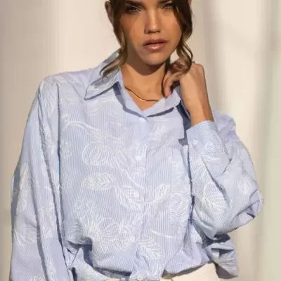 Camisa Azul com Bordado Floral Branco SPACCIO
