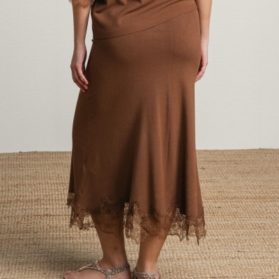 Conjunto de camisola e saia com bordado ingles SMF