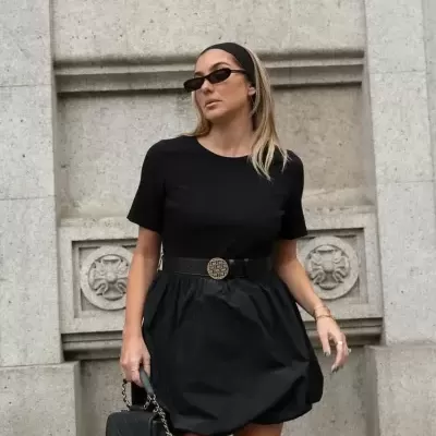 Vestido liso curto com pormenor de cinto Scripta