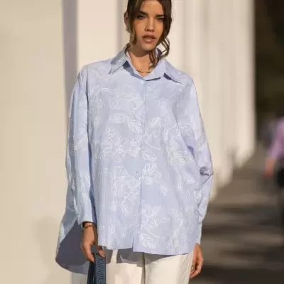 Camisa Azul com Bordado Floral Branco SPACCIO
