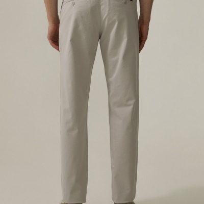 Calça chino com corte regular fit Decenio