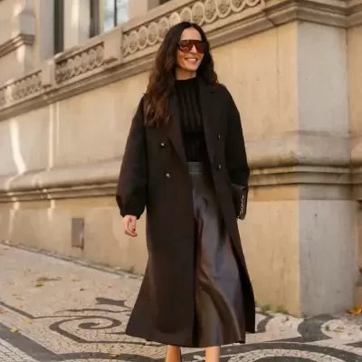 Saia midi com efeito couro Scripta