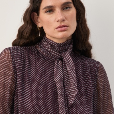 Blusa estampada com laçada Decenio