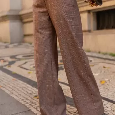 Calça com corte reto e efeito xadrez Scripta