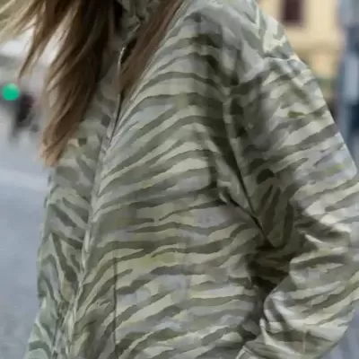 Blusa estampada com folho na gola Scripta