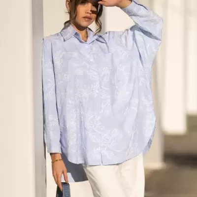 Camisa Azul com Bordado Floral Branco SPACCIO