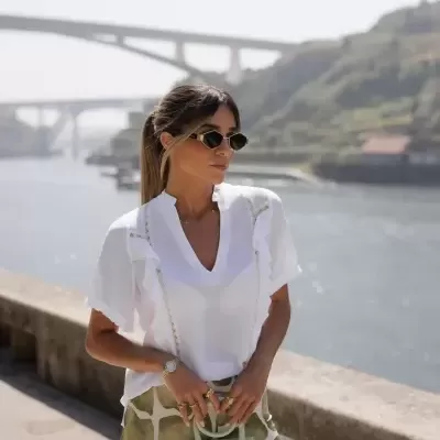 Blusa com mini folhos e renda Scripta