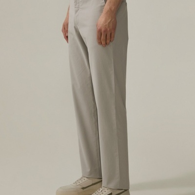 Calça chino com corte regular fit Decenio