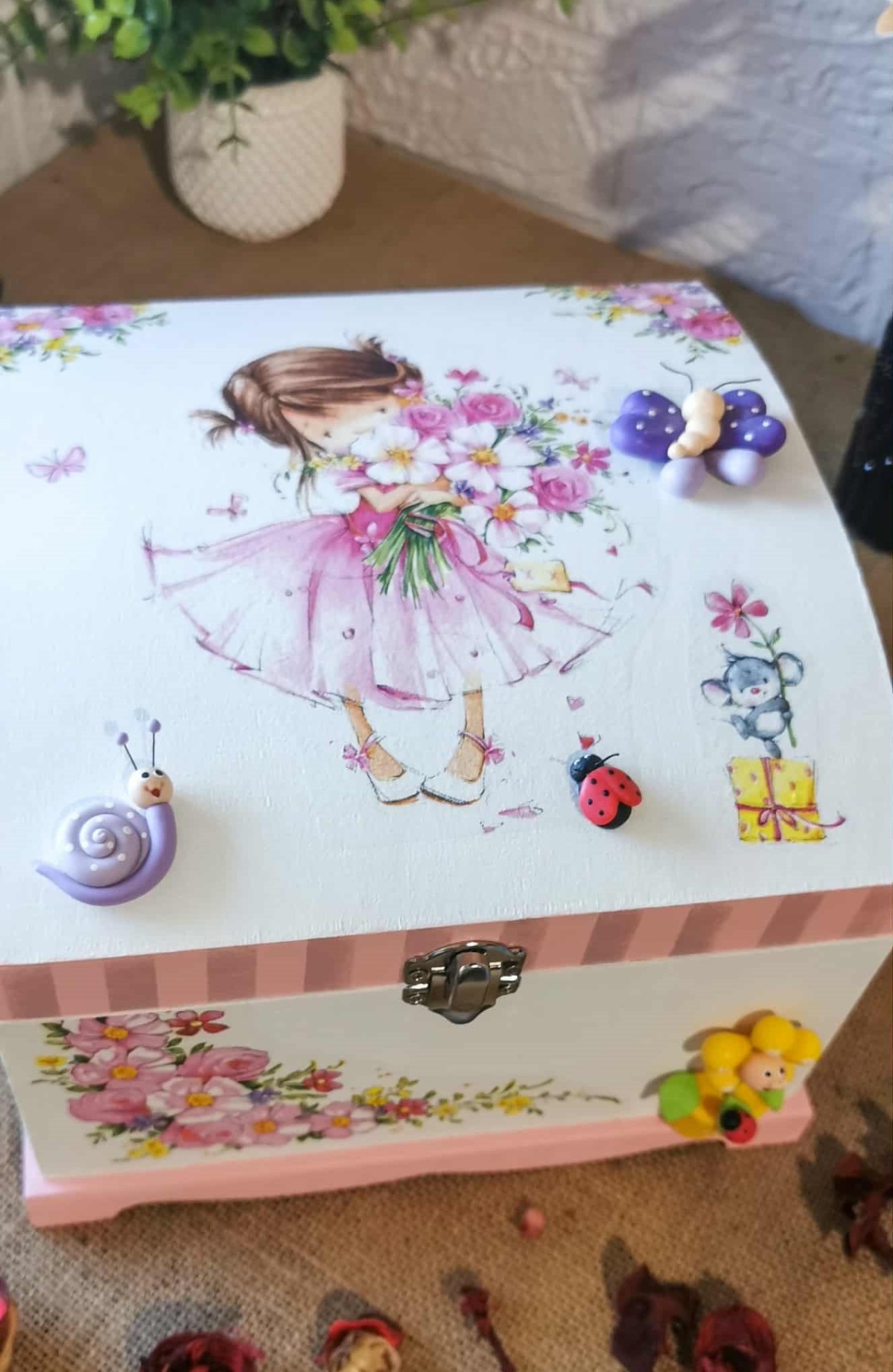 Caixa Baú "Menina e o Rato"