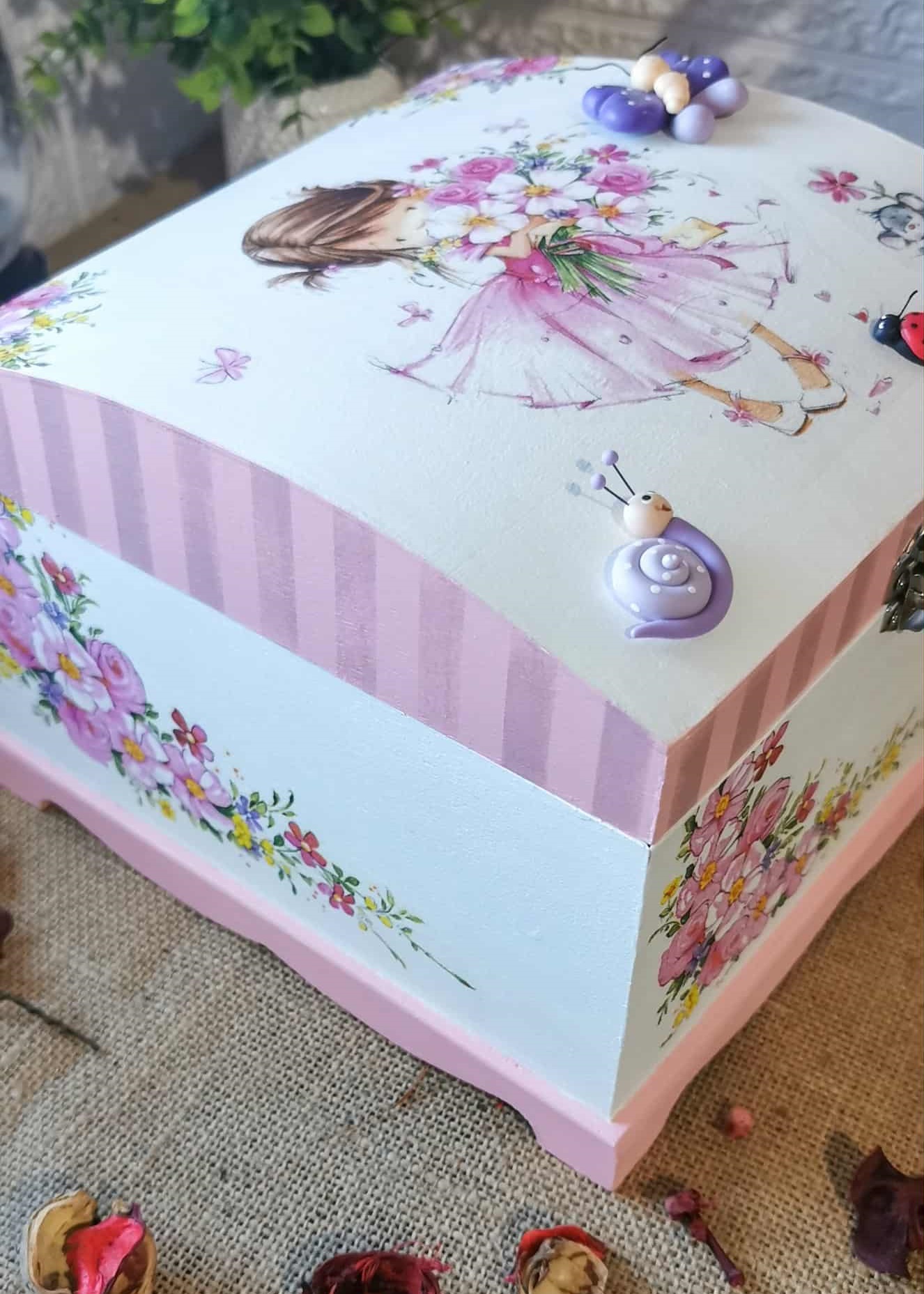 Caixa Baú "Menina e o Rato"