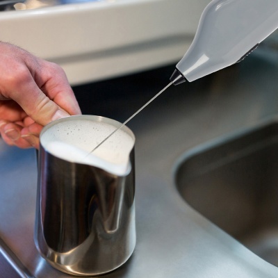 Batedor de leite elétrico