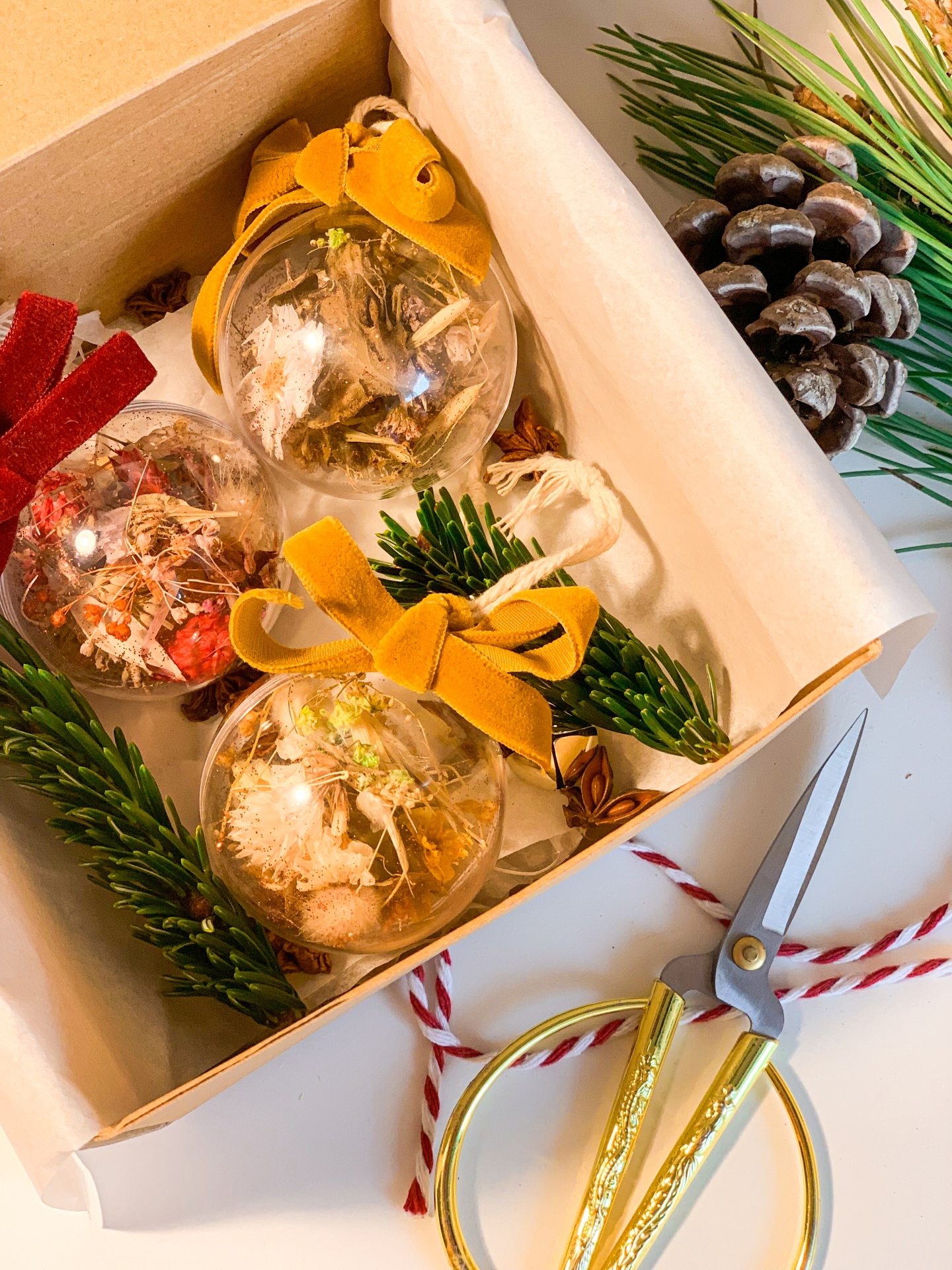 Ornamentos de Natal com Flores Secas