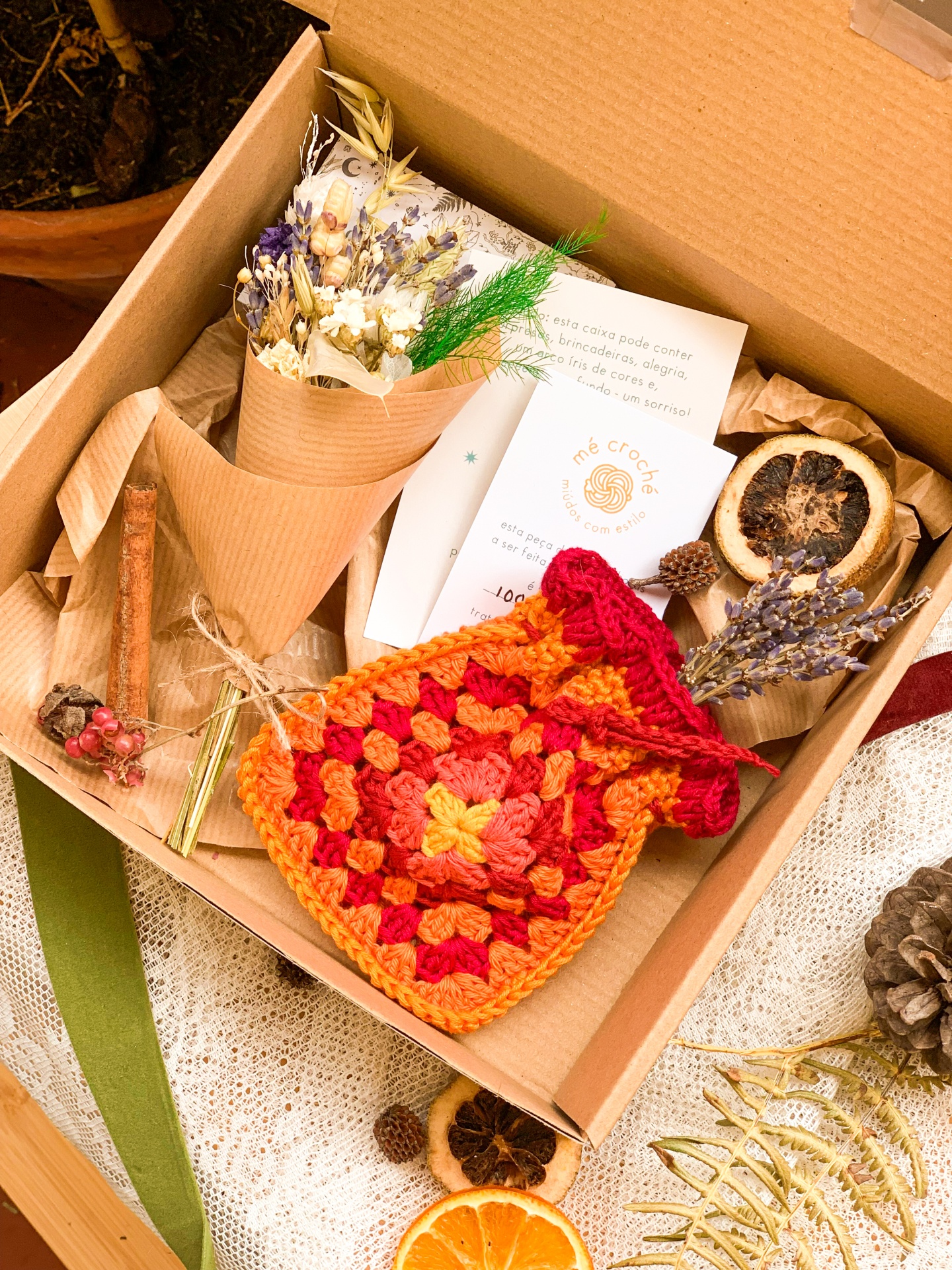 Gift Box Sonho - Flores Secas e Bolsinha em Croché