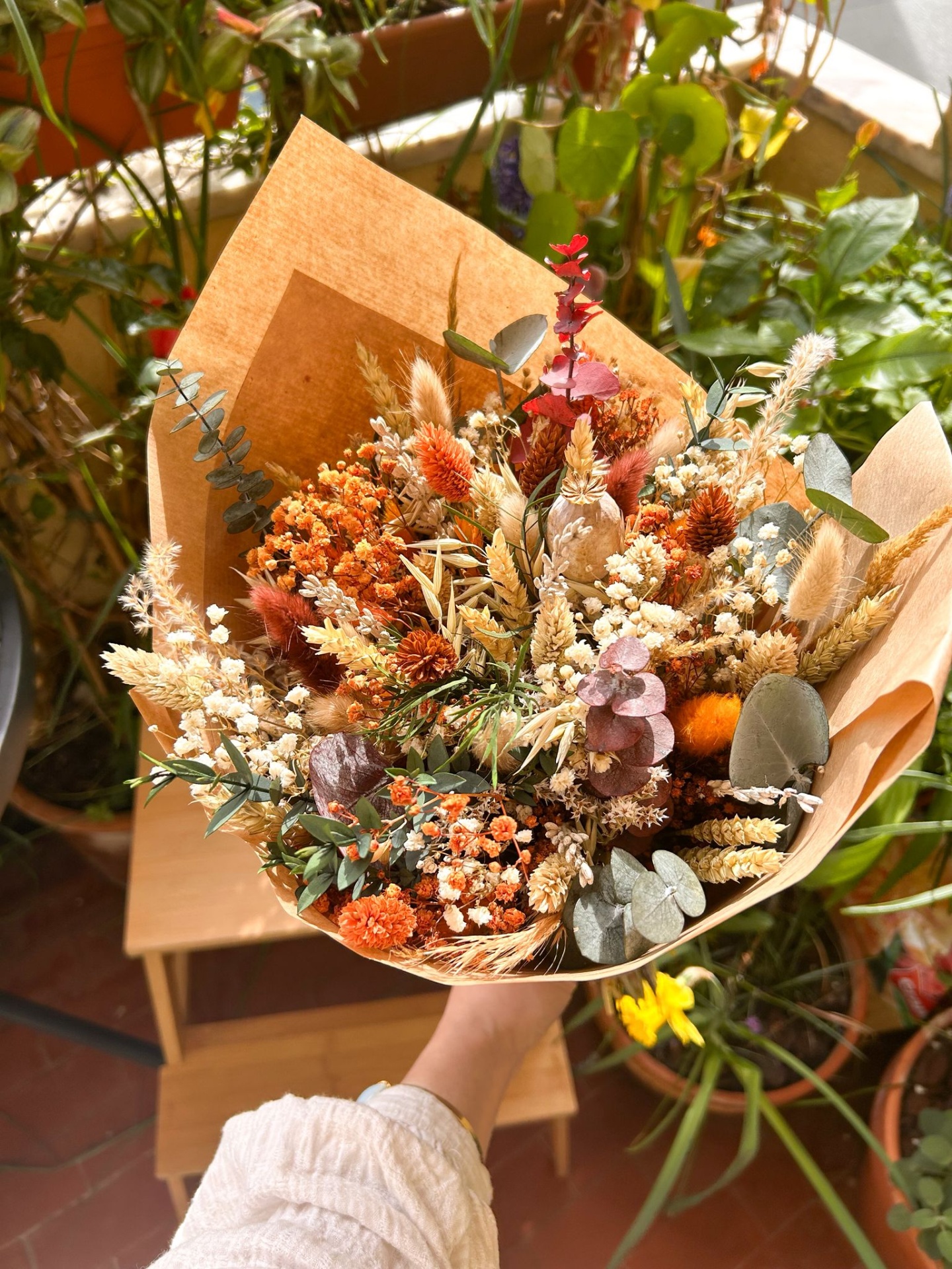 Ramo Terracota de Eucalipto e Gipsofila Preservada