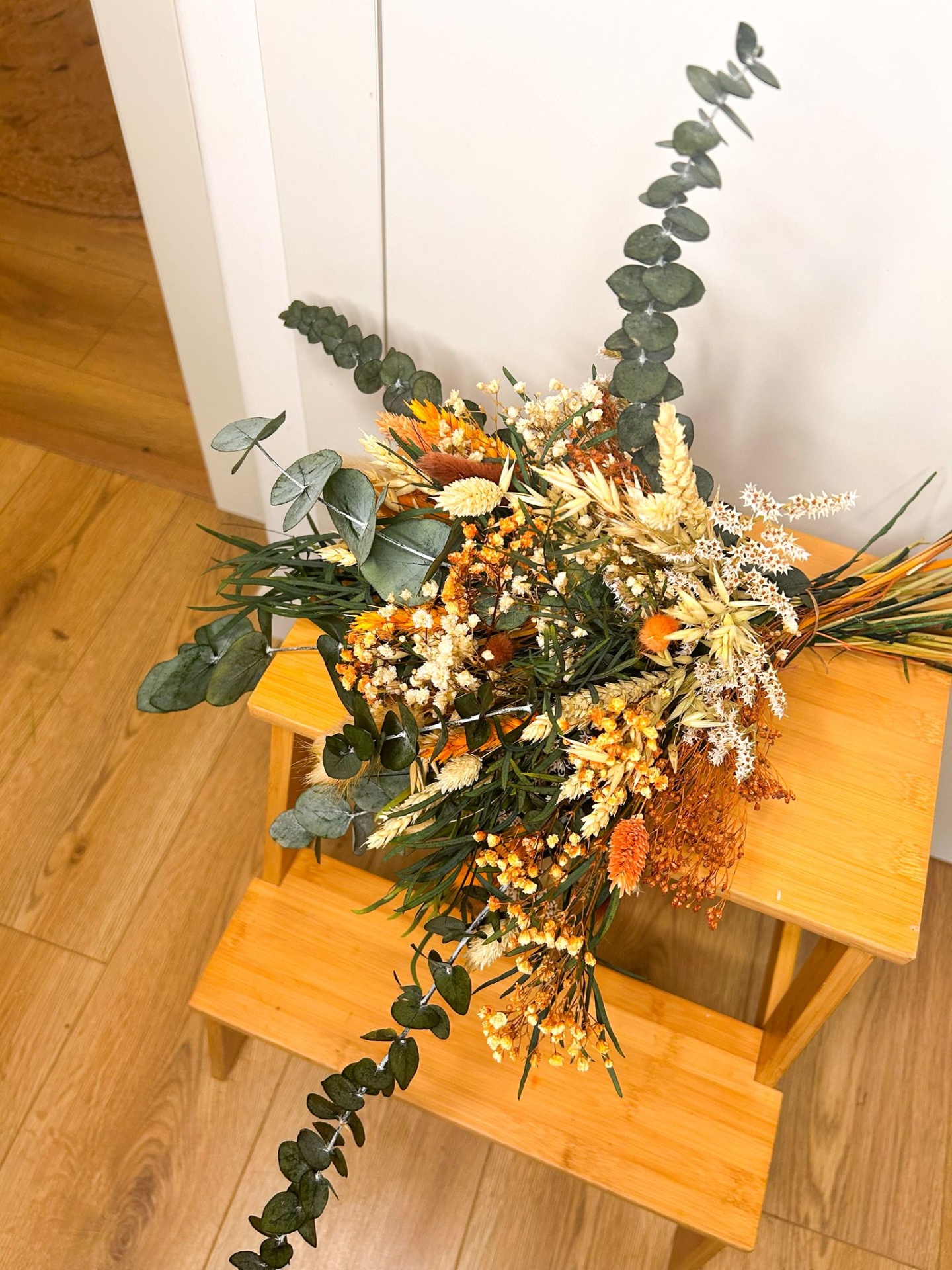 Ramo Terracota de Eucalipto e Gipsofila Preservada