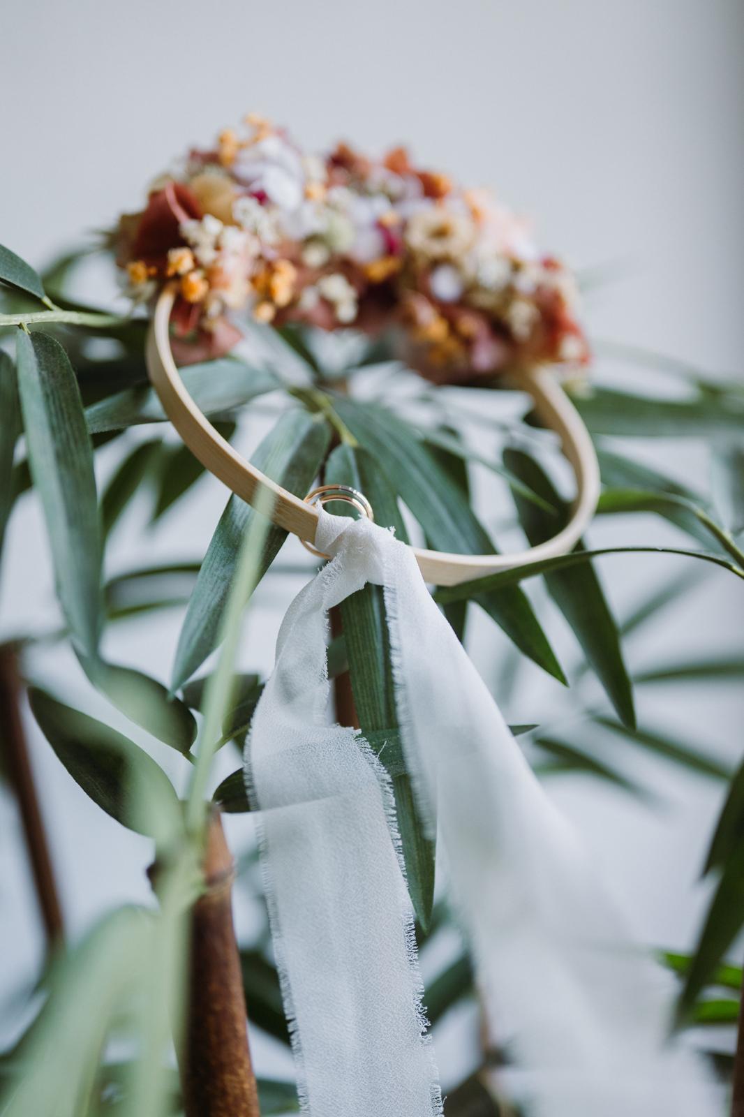 Porta Alianças com Flores Secas e Preservadas em Bastidor