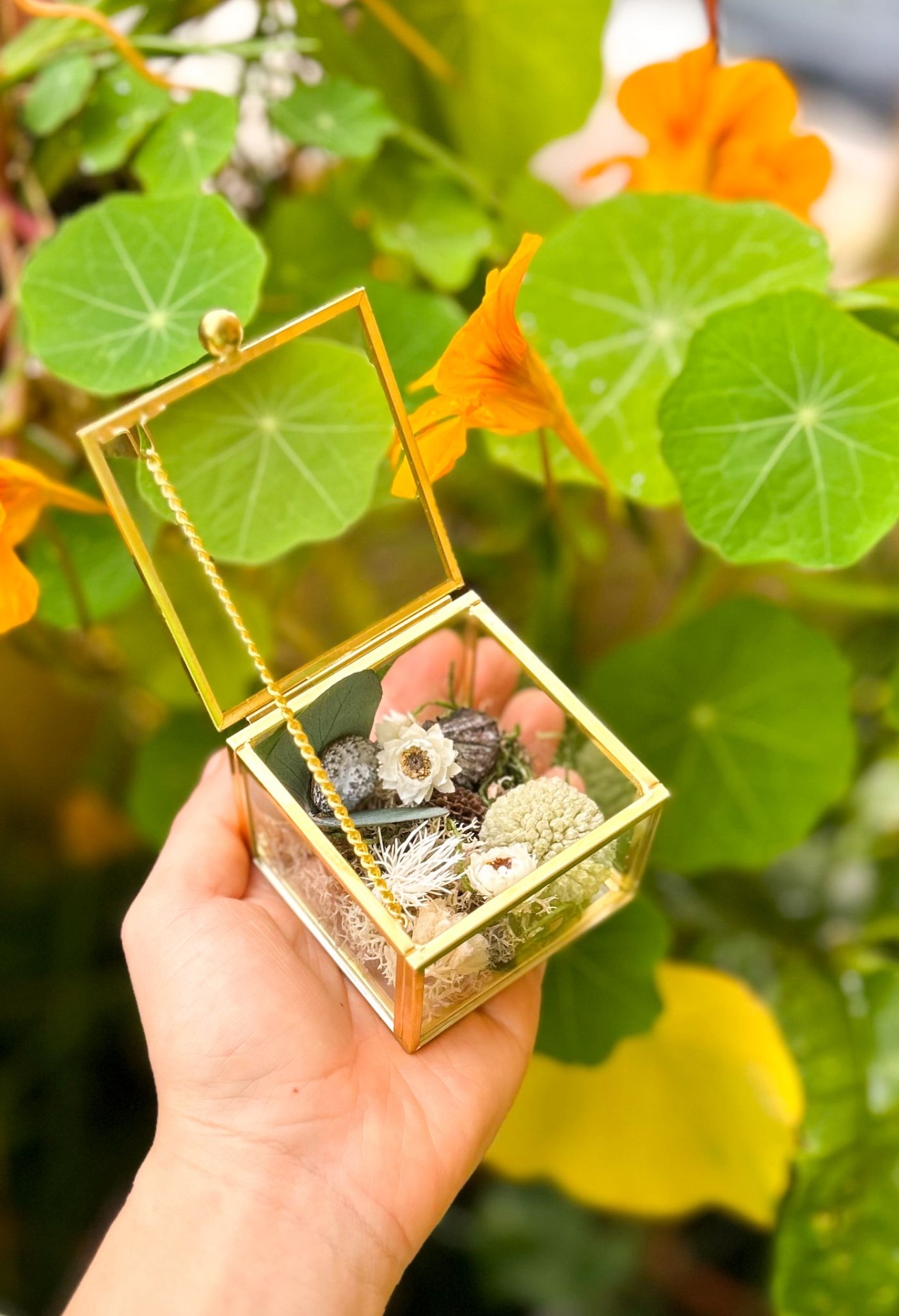 Porta Alianças em Caixa de Vidro com Flores Secas e Musgo Preservado