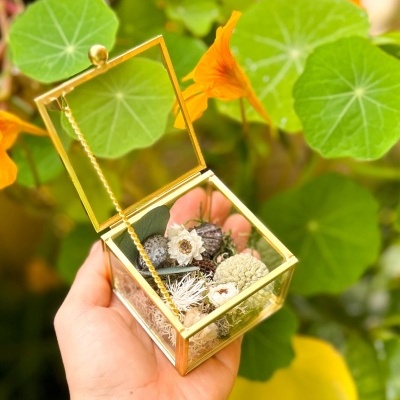 Porta Alianças em Caixa de Vidro com Flores Secas e Musgo Preservado