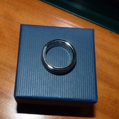 Anel / aliança de aço inoxidável cor prata com pedras zircônia cúbica