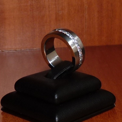 Anel / aliança de aço inoxidável cor prata com pedras zircônia cúbica Anel / aliança de aço inoxidável cor prata com pedras zircônia cúbica