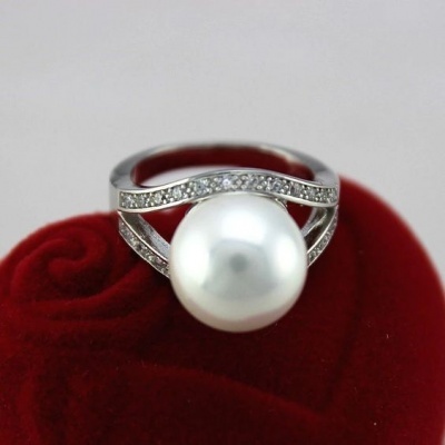 Anel banhado a prata 925 com pedras zircões e pérola Anel banhado a prata 925 com pedras zircões e pérola