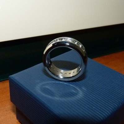 Anel / aliança de aço inoxidável cor prata com pedras zircônia cúbica