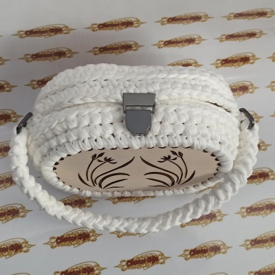 Bolsa em crochê feita à mão, com madeira