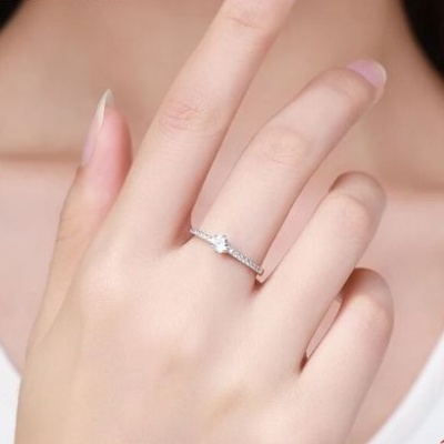 Solitário / Anel de Prata 925 com pedras zircão