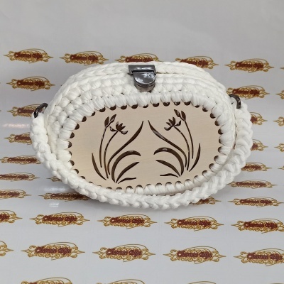 Bolsa em crochê feita à mão, com madeira