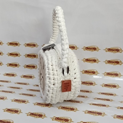 Bolsa em crochê feita à mão, com madeira