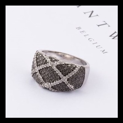 Anel banhado a prata com zircões pretos e brancos