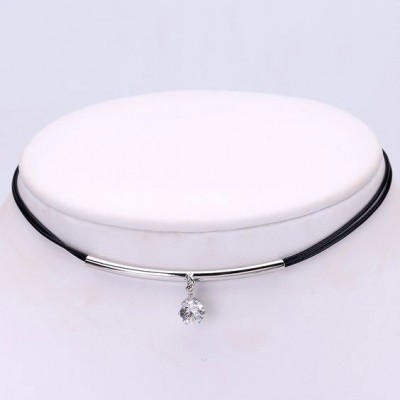 Colar de couro com pingente / pendente de cristal