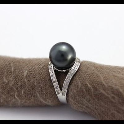 Anel banhado a prata 925 com pedras zircões e pérola preta