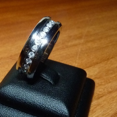 Anel / aliança de aço inoxidável cor prata com pedras zircônia cúbica