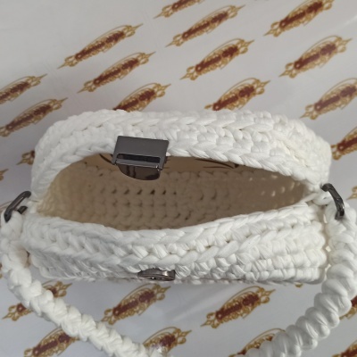 Bolsa em crochê feita à mão, com madeira