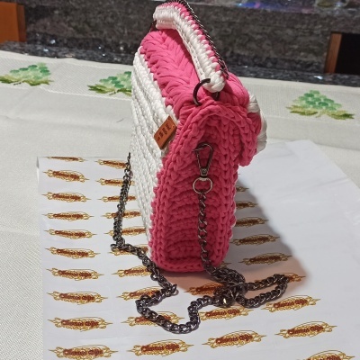 Bolsa em crochê feita à mão (branca & rosa)